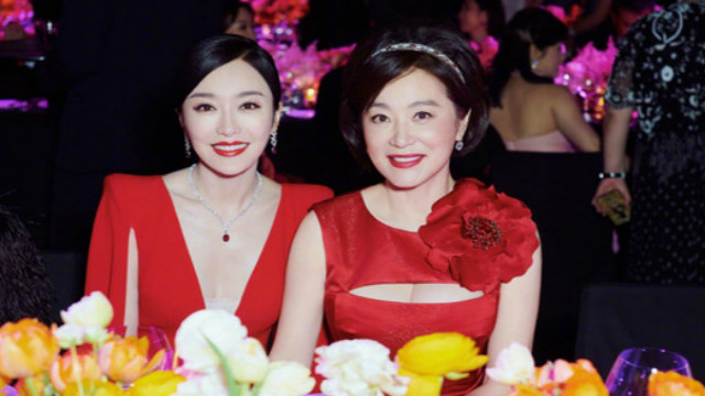 Qin Lan and Lin Qingxia took a group photo. They both wore red skirts with outstanding temperament and beautiful sky.
