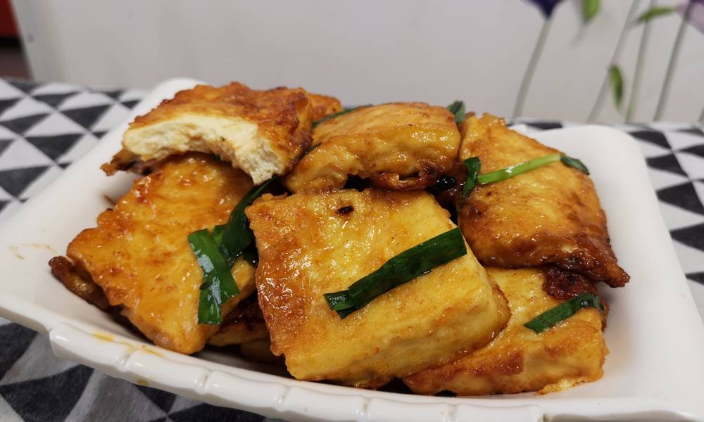 Bean curd into two eggs, a simple, delicious and meal, more fragrant than meat