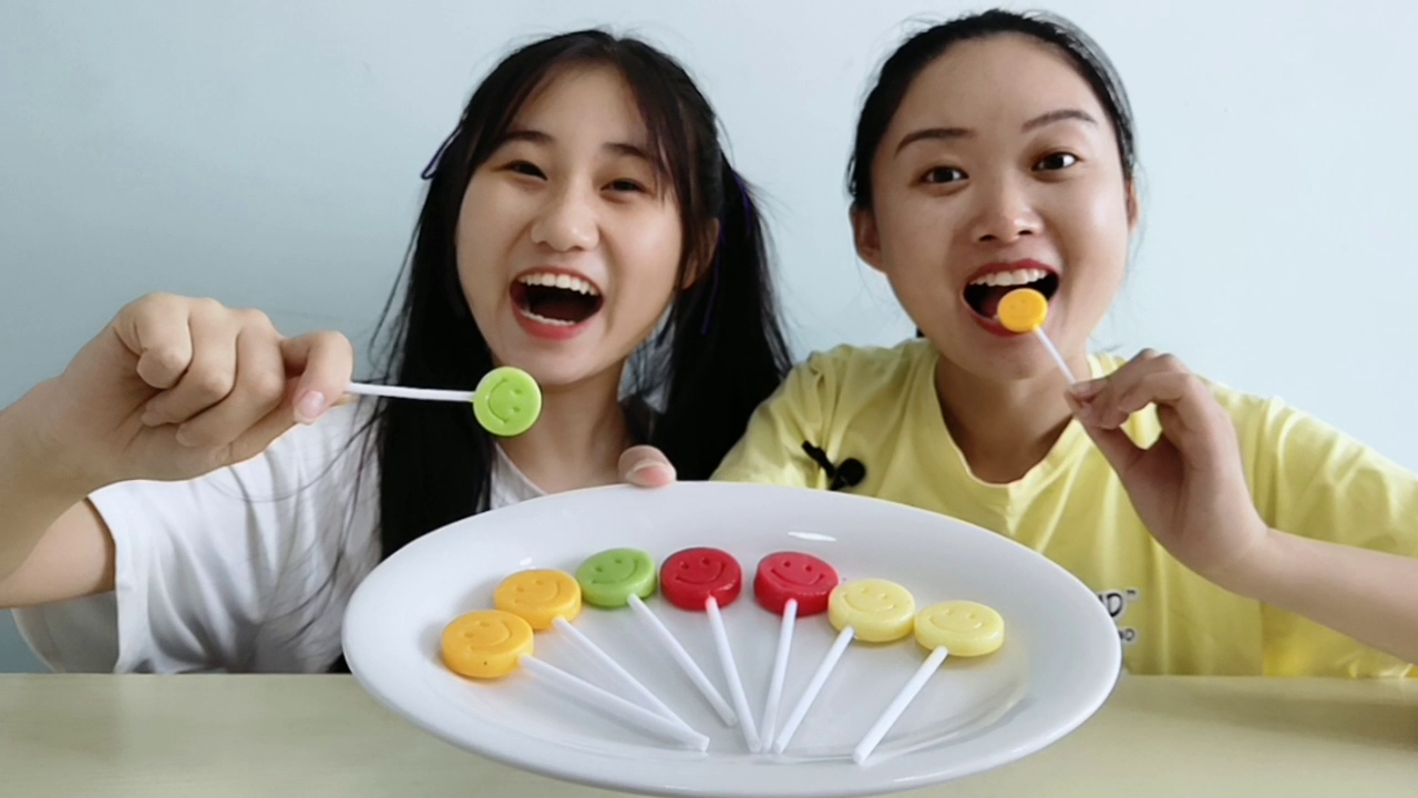 They ate "smiling face lollipops", which were colorful and lovely, spicy and a little sweet.