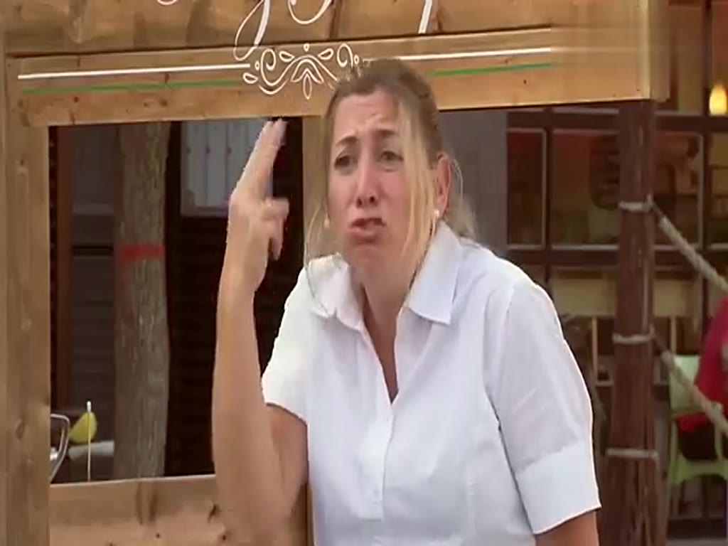 Foreign spoofs: the waiter was hit by the brand three or four times, and the customers were distressed by her.