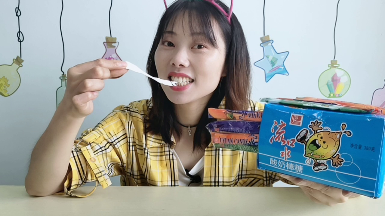 Food Dismantling: Miss and sister eat yogurt lollipops, long white strips, Superacid experience more fun