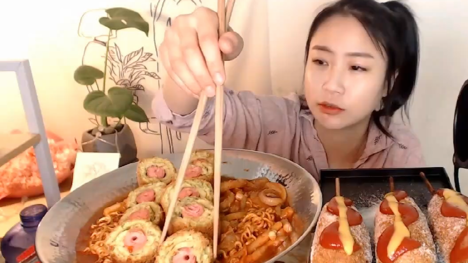 Meat roll with pickle hot pot noodles, and a large plate of lotus leaf hot dog! The little girl's cheeks ached from eating