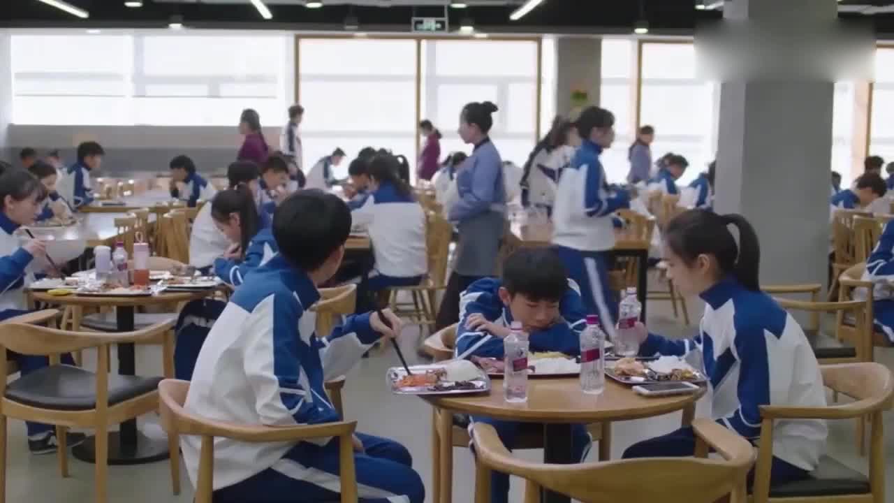 Xiao Happy, the most trench opera group, takes a view of the school's annual consumption of 300,000 yuan, and the school uniform alone costs 1,000 yuan.