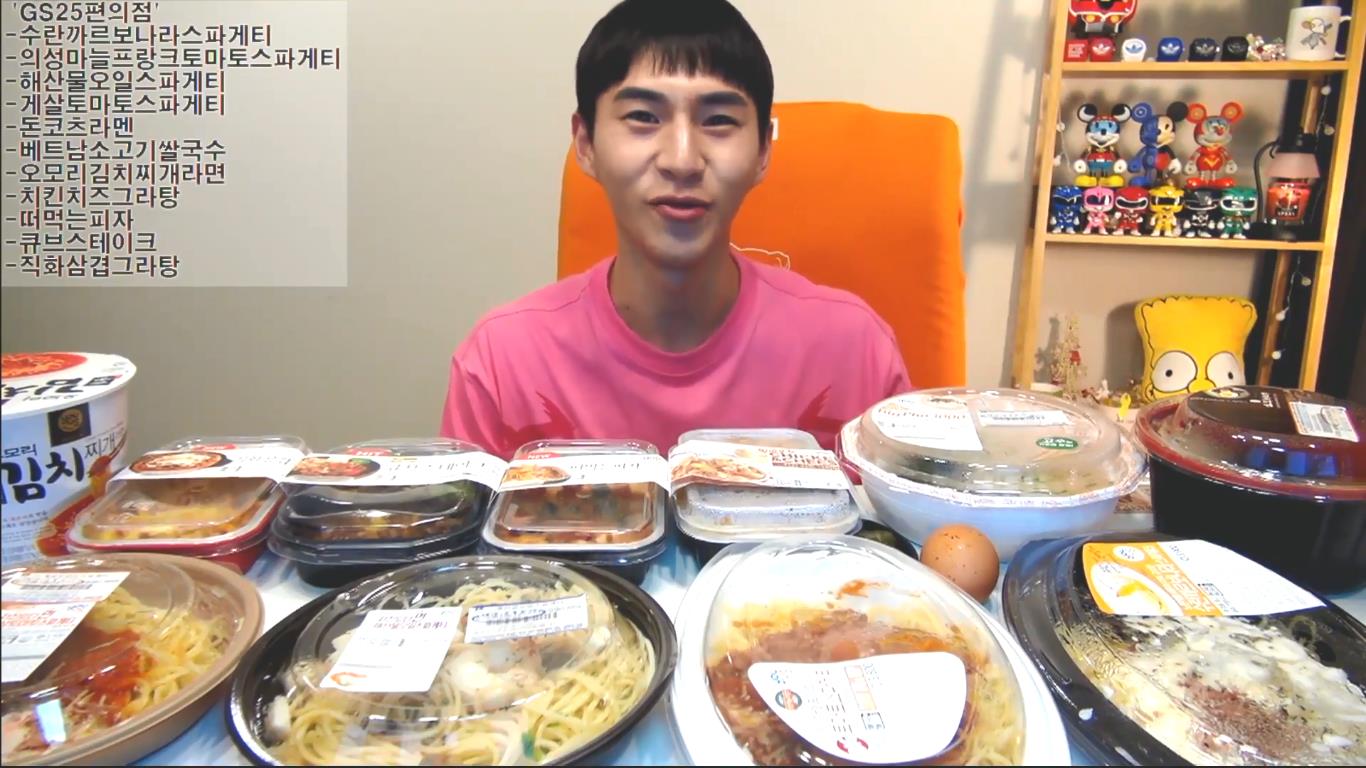 How many conveniences do Korean boys eat?! It's better to wear headphones!