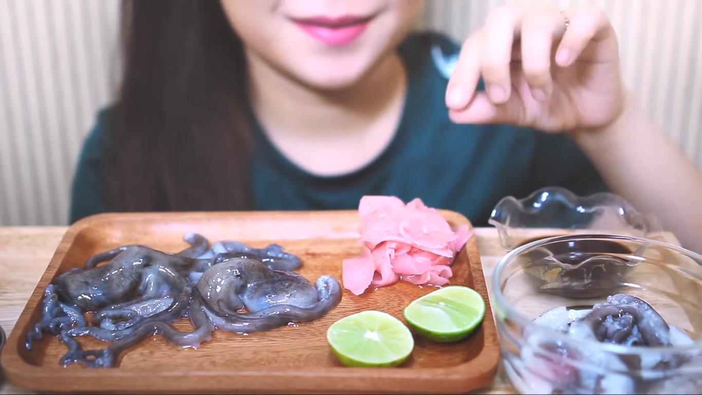 [Earphone Eating and Broadcasting] Challenge of live octopus with Korean characteristics! It's better to wear headphones!