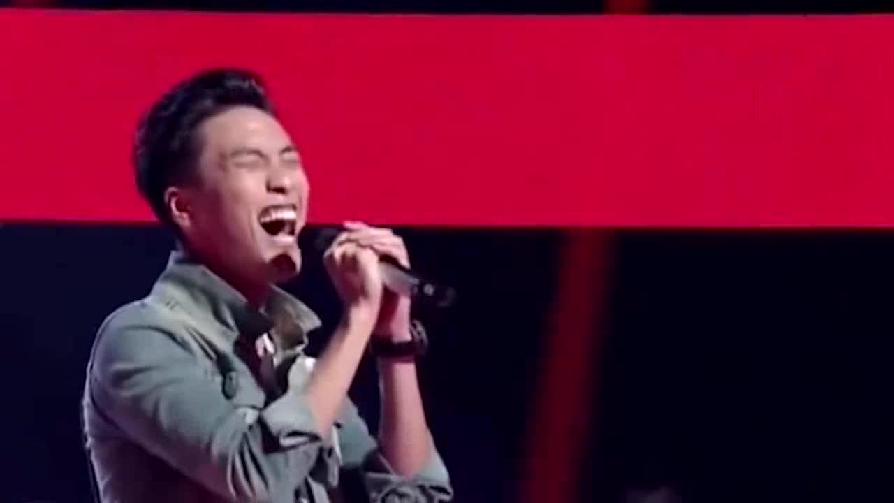 Wangfeng was eliminated from the program. Four years later, he appeared in "Good Voice" as a mentor and successfully fought back.