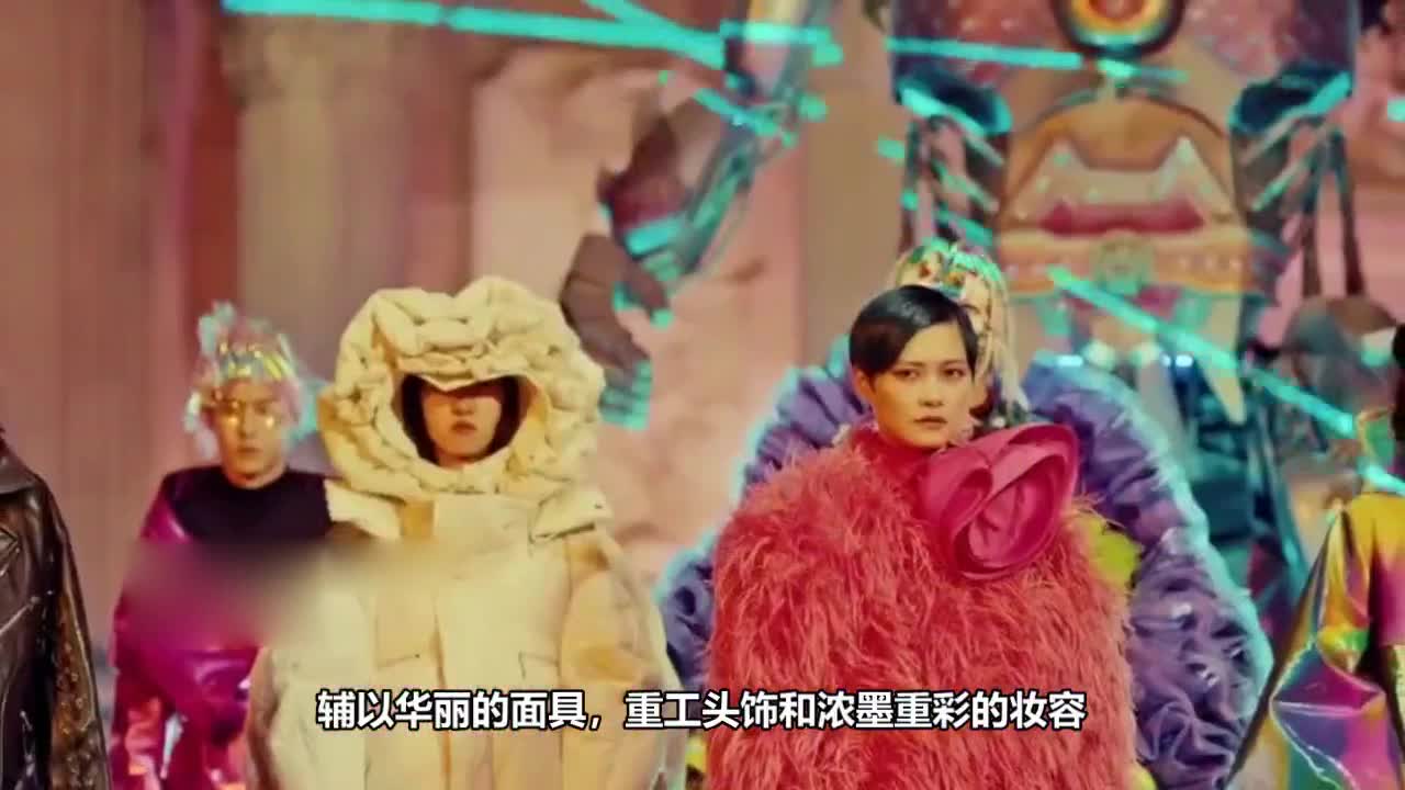Li Yuchun dances in a cheongsam. It's too sexy to wear a pink mink.