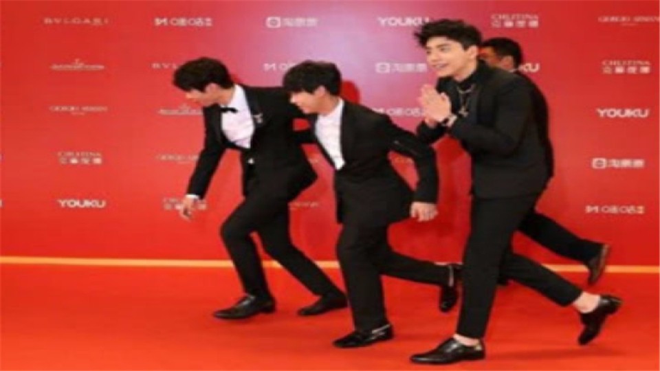 For the first time in history, I turned back on the red carpet and saw the posture of walking on the red carpet. Netizen: Is this an escape?