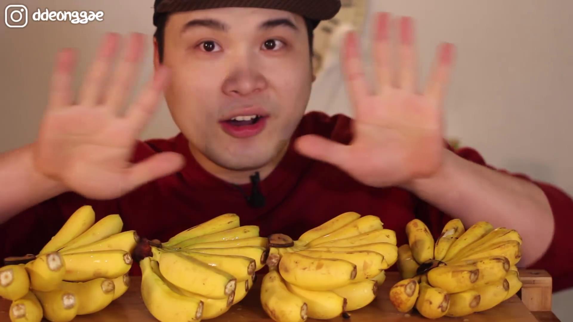 Eating bananas without spitting banana peel and eating bananas certainly will not spit banana peel Law-Didiw~