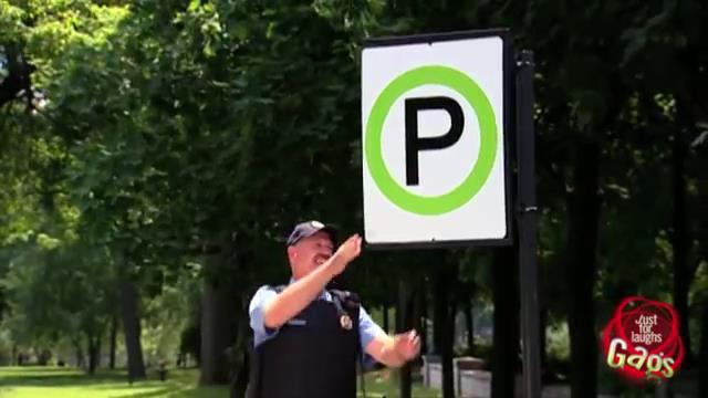 Can't see the traffic signs clearly?! Traffic police on-site help optometry to test eyesight