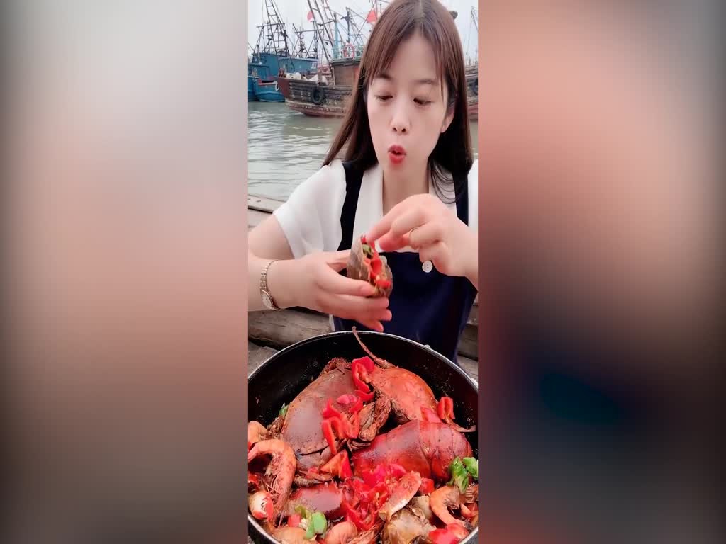It's delicious to eat steamed fish, spicy oyster meat, jealous crabs.