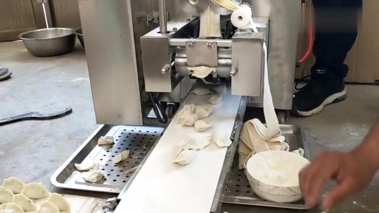 A unique dumpling machine makes dumplings very fast and saves manpower.