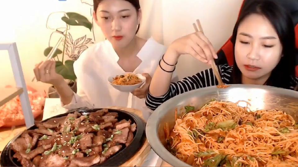 Two beautiful women, a bowl of sesame sauce noodles, a large plate of barbecue, which is too tough to eat, really fragrant.