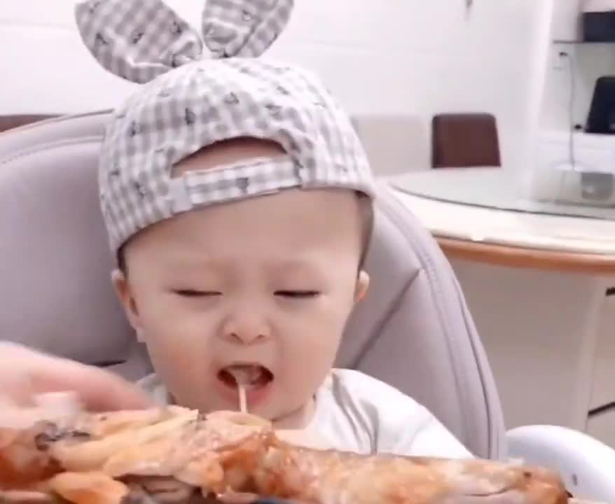 Baby wants to eat chicken legs want to panic, the end is bright