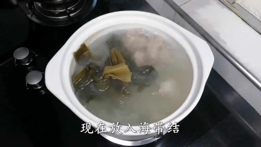 Seaweed Stewed Spare Bone Soup
