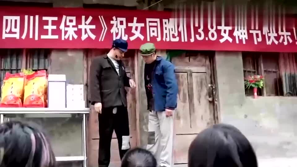 Sichuan dialect: The village chief gives gifts to the female members. Some men dress up as women and fake collars. It's too funny.