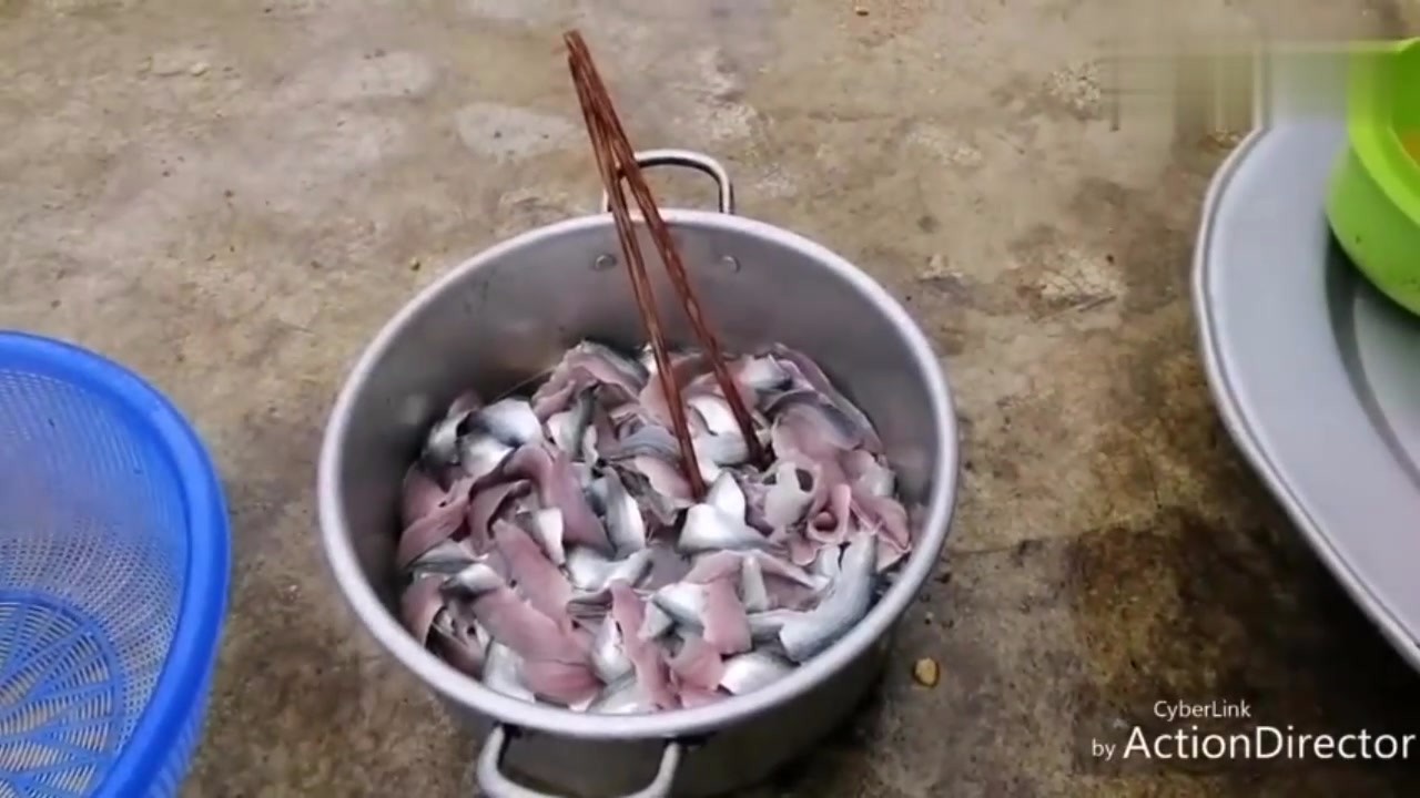 Vietnam sashimi production process, all kinds of ingredients are complete, that is, no fire.