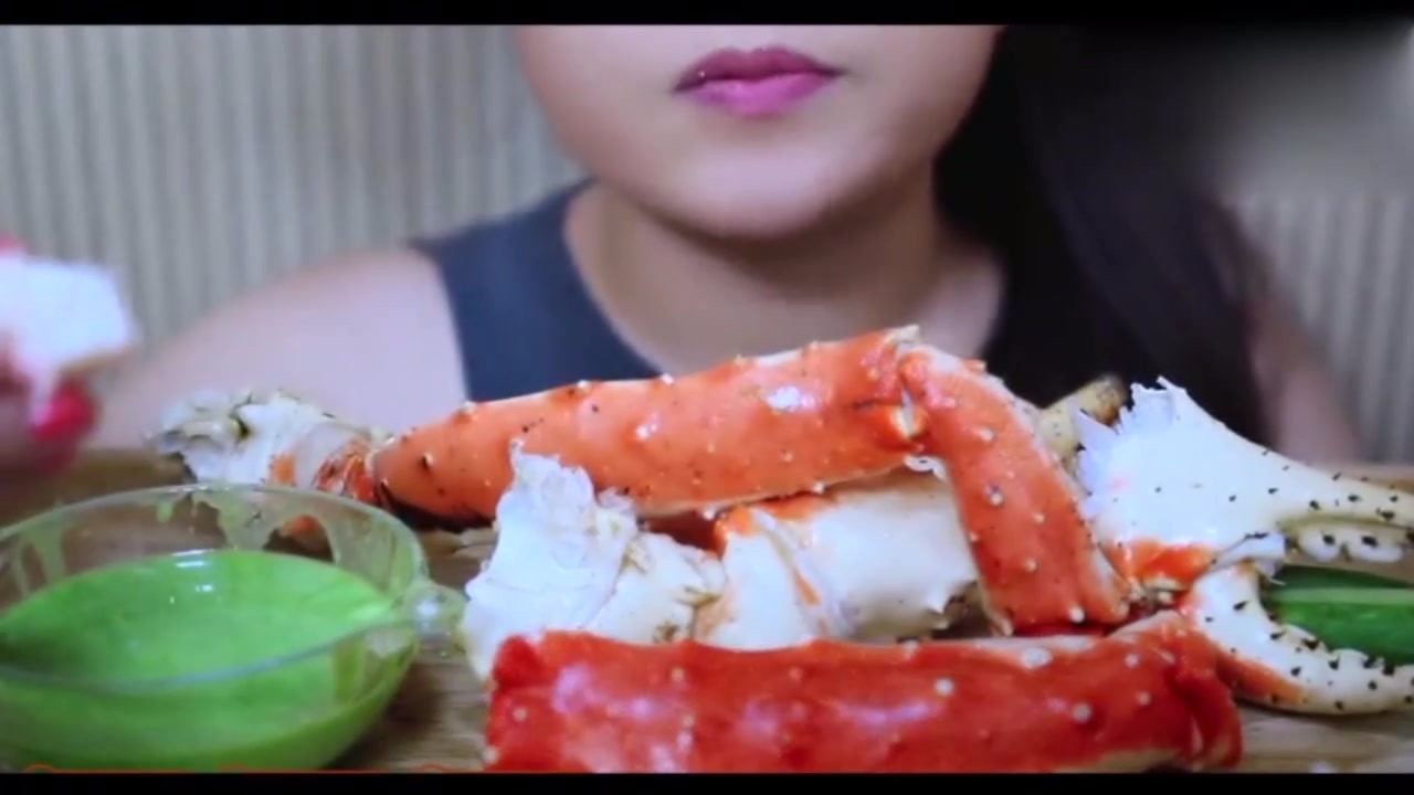 The fat and beautiful crab legs of the emperor looked hungry when the crab meat was pulled out. He wanted to eat wood.