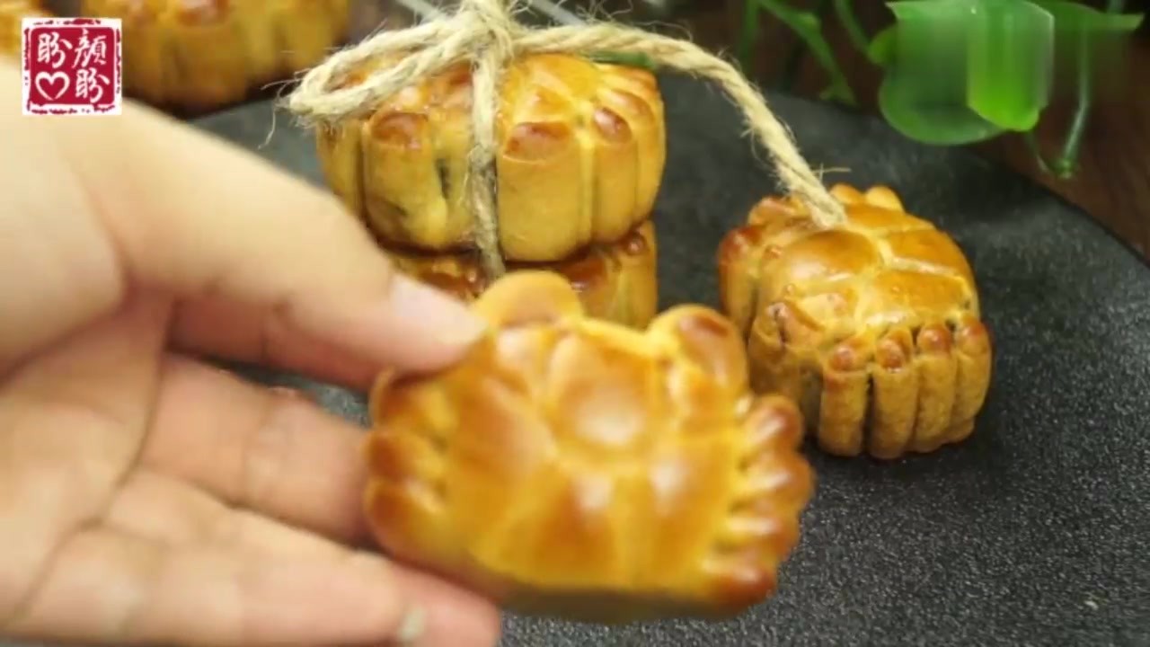 Red crab moon cake with egg yolk and soybean paste filling tastes great, and the method is very simple.