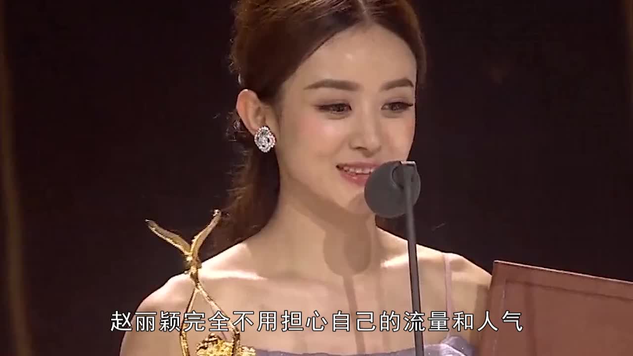 Zhao Liying is very popular with the workers. The velvet dress showcased at the event site with elegant temperament.