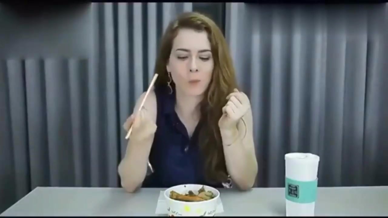 The first time a foreign beauty eats Chinese stewed food, it's so delicious that she can't stop at all!