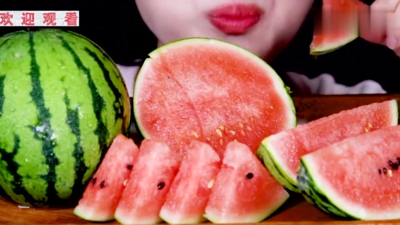 Sound-controlled eating and broadcasting: Miss and sister eat watermelon, it's nice to sneak away!