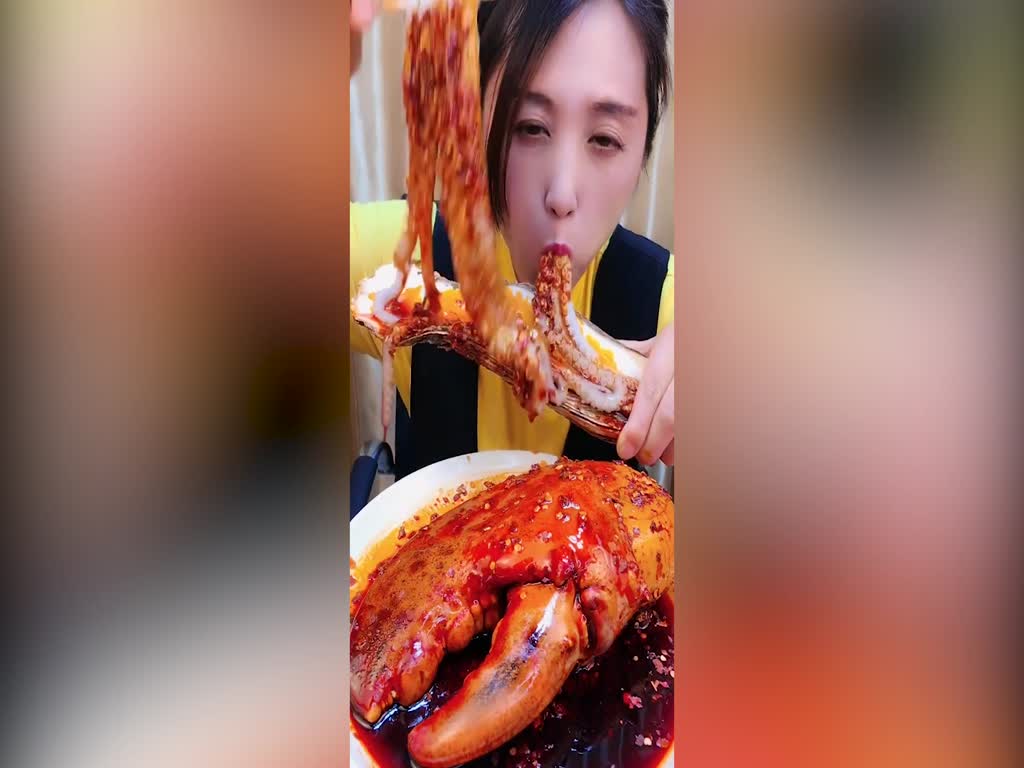 Miss Eating Broadcasting: It's really delicious to eat eight-claw fish, braised lobster, spicy mussels.