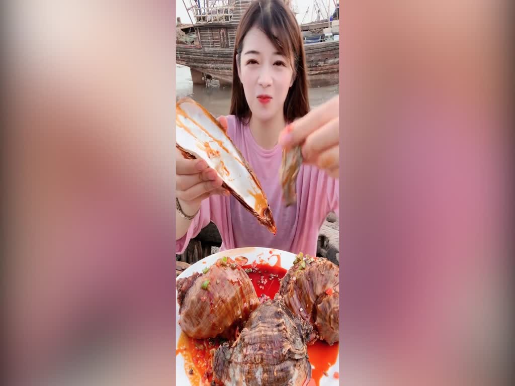 Eat the broadcasting lady sister: eat Octopus popcorn head, eat hot and sour conch, eat honey chicken steak, and other delicacies