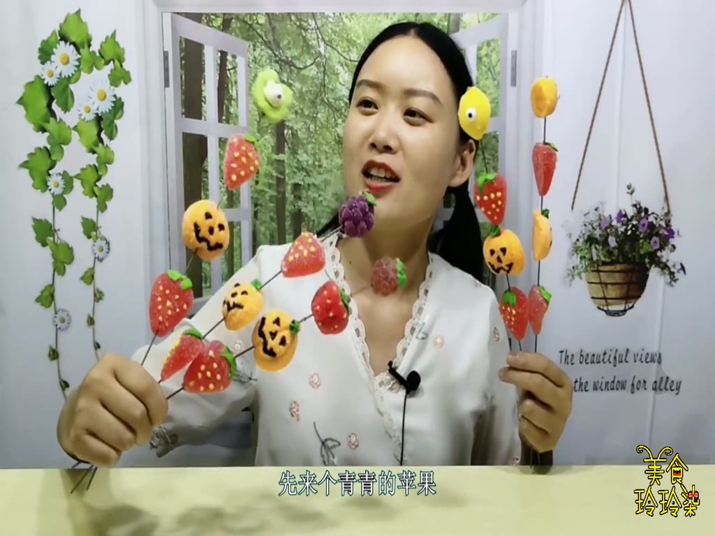 Girls eat "bunches of melons and fruits with soft candy". Strawberries and pumpkins are fragrant, soft, sweet and super delicious.