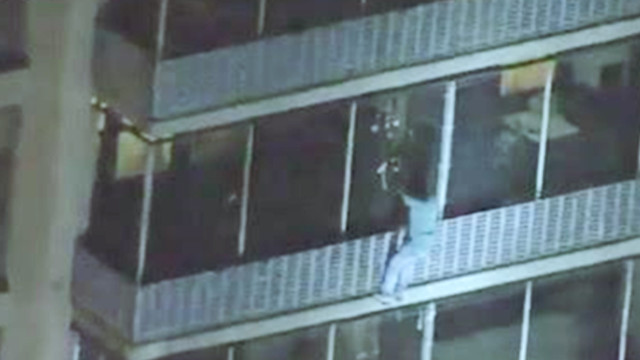 Fire broke out on the 8th floor. Hard-core Grandpa climbed the outer wall with his grandson on his back to escape.