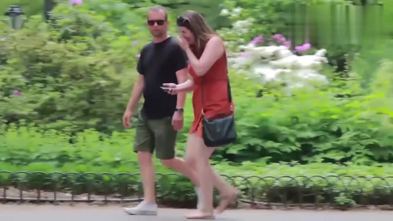 Ridiculous prank: The man farted and fanned himself, and the passers-by could not stop laughing.