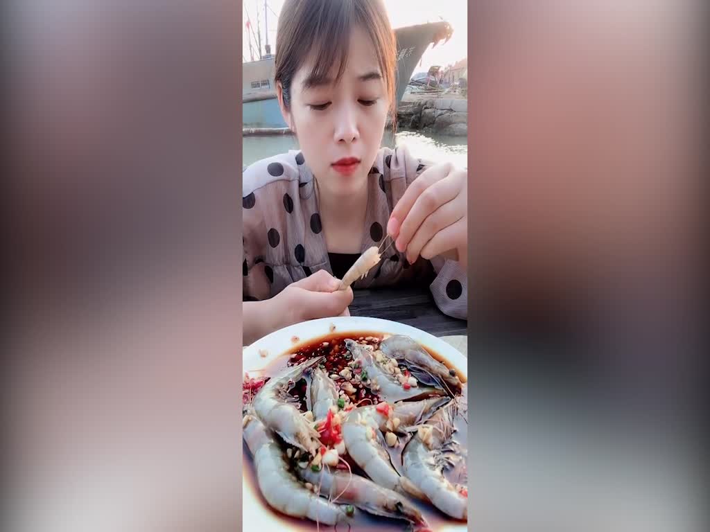 [Eat the broadcaster's sister] Eat eight-claw fish with popped heads, a mouthful of stuffy bamboo squid, spicy string, delicious food