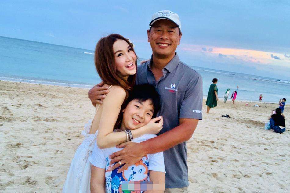 Irene Wan Shows Tourist Photos of a Family of Three
