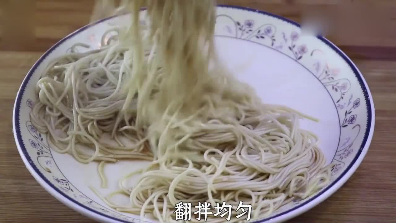 Is the noodles still boiling? Learn this new way of eating. It's not soft, it's chewy and the whole family loves it.