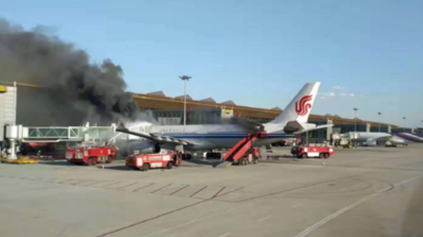Air China A330 at Capital Airport is suspected to have caught fire from smoke and burned through the top. Fortunately, no casualties occurred.