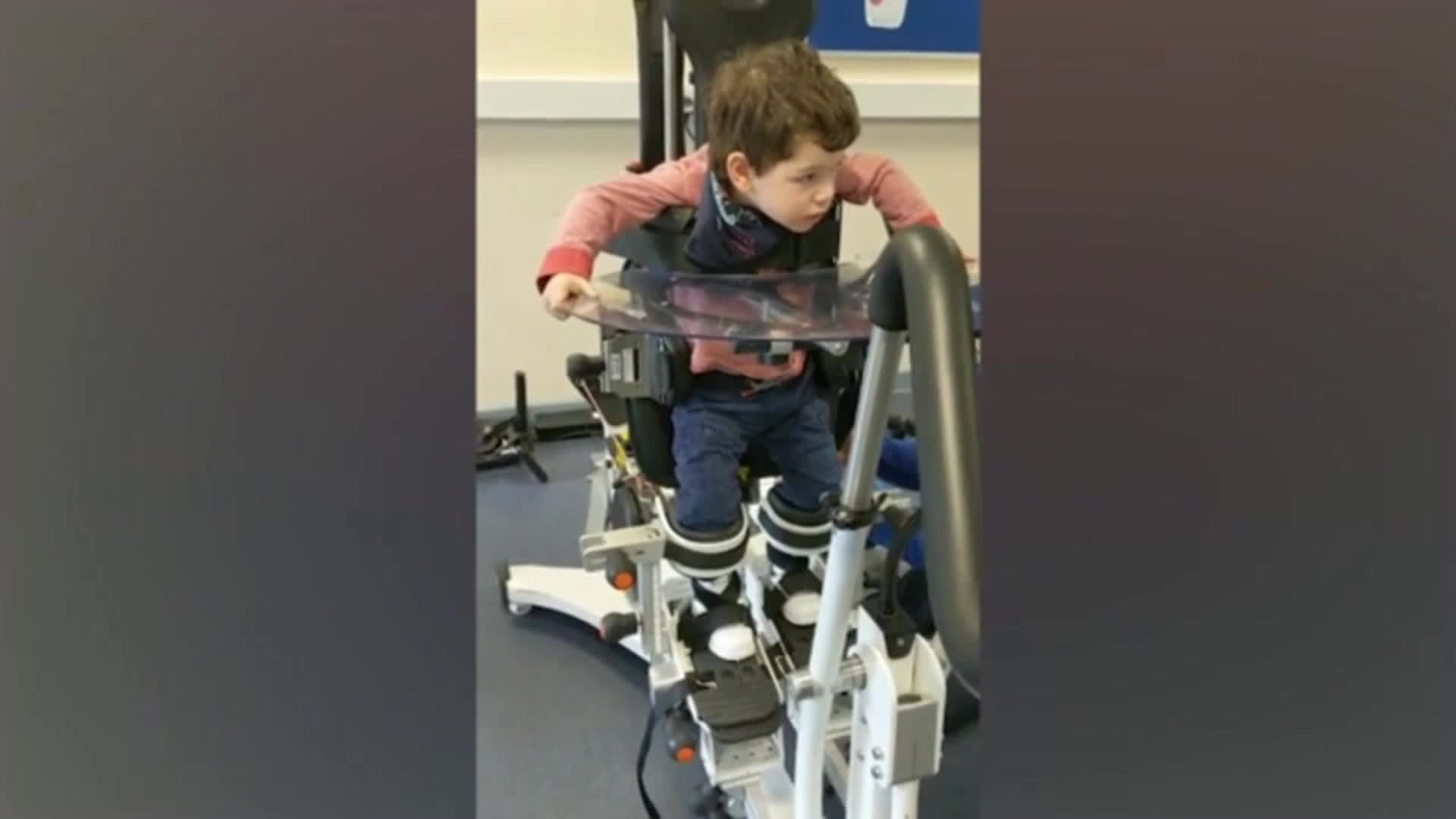 A 3-year-old boy in Britain walks independently with the help of a machine with rare diseases