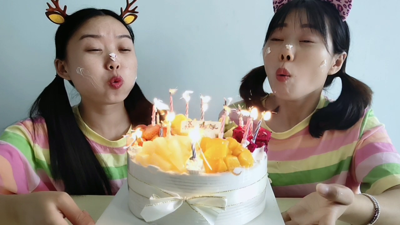 Girlfriend prank: Why can't birthday cake candles blow out? The eager sister was sweating and laughing.