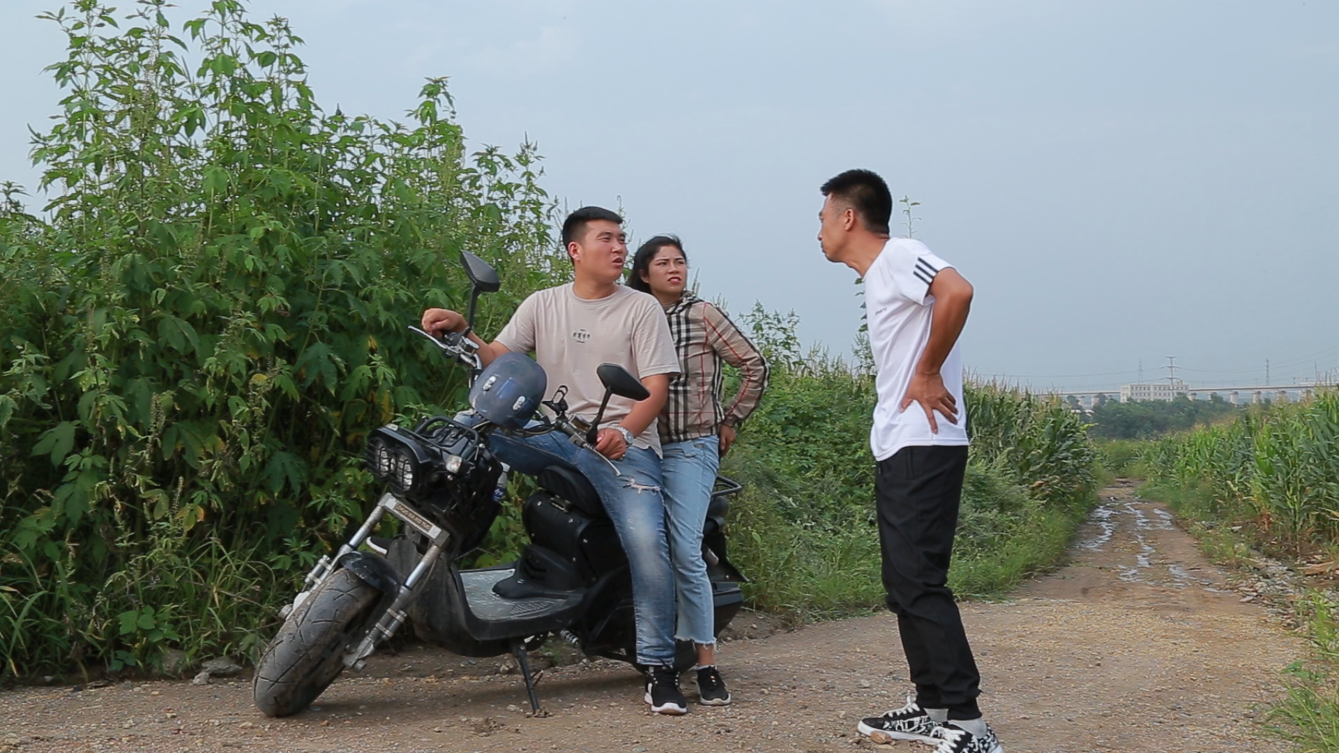 The young couple ride on motorcycles. The young man worries that the driver will take advantage of his daughter-in-law. Finally, he lets the driver run with him and be talented.
