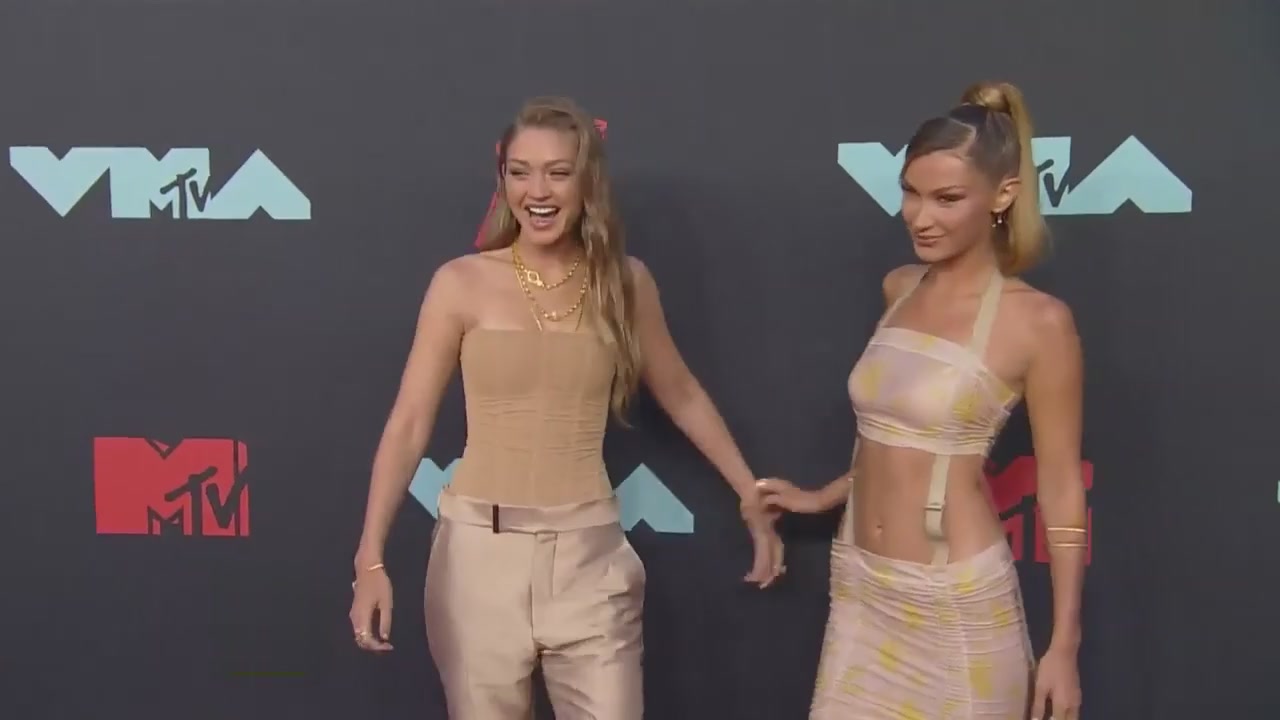 Gigi and Bella Hadid the 2019 MTV VMAs show