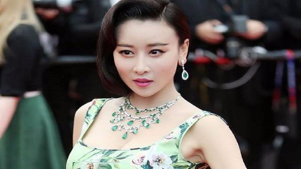 She climbed the Cannes Red Carpet as soon as she was out of the moon. Fifty million jewellery was in full swing. Fan Ye had never been treated like that.