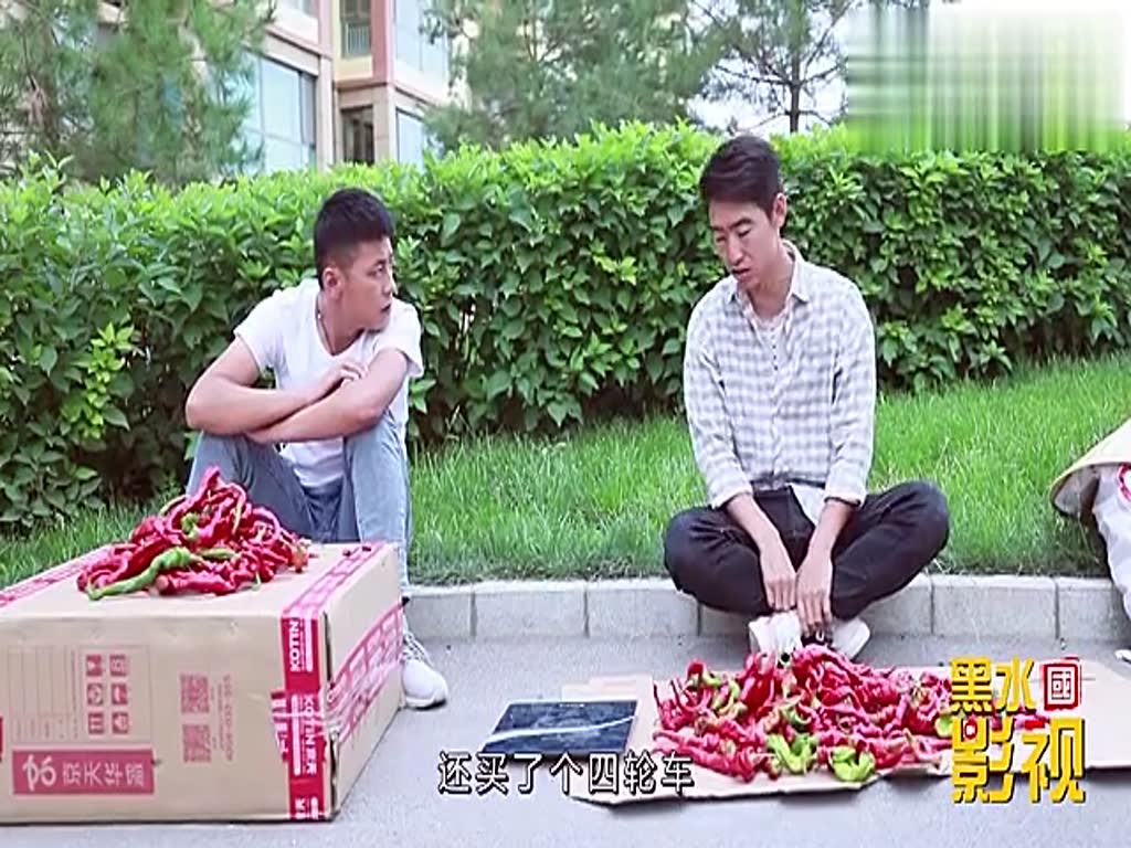Two single guys selling vegetables and bragging on the roadside are talented people. They can't stop laughing after watching them.