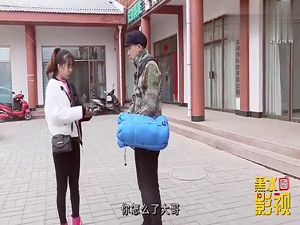 Kindhearted girl helped migrant workers find jobs on the street. She was very warm-hearted and moved.