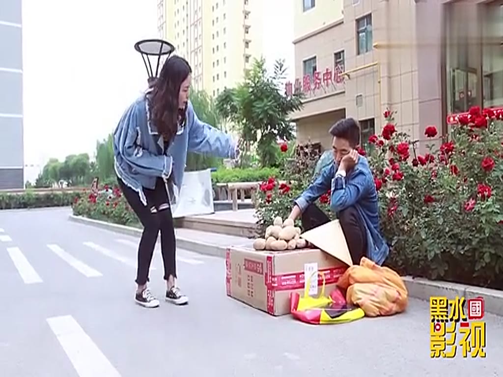 Uncle sells vegetables to doze off, passes by the beautiful woman to steal vegetables, the result is discovered by uncle, the ending is really funny.