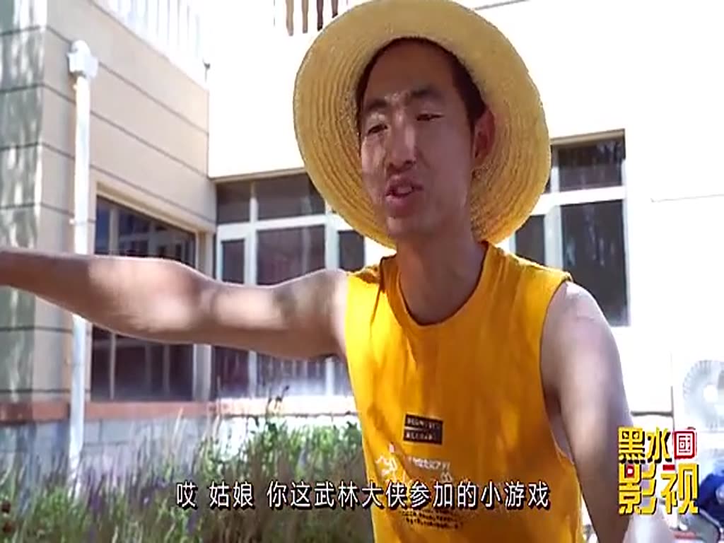 Eat watermelon spit watermelon seeds game, one spit out 10 prizes 8888 yuan, the young man's practice is really interesting.