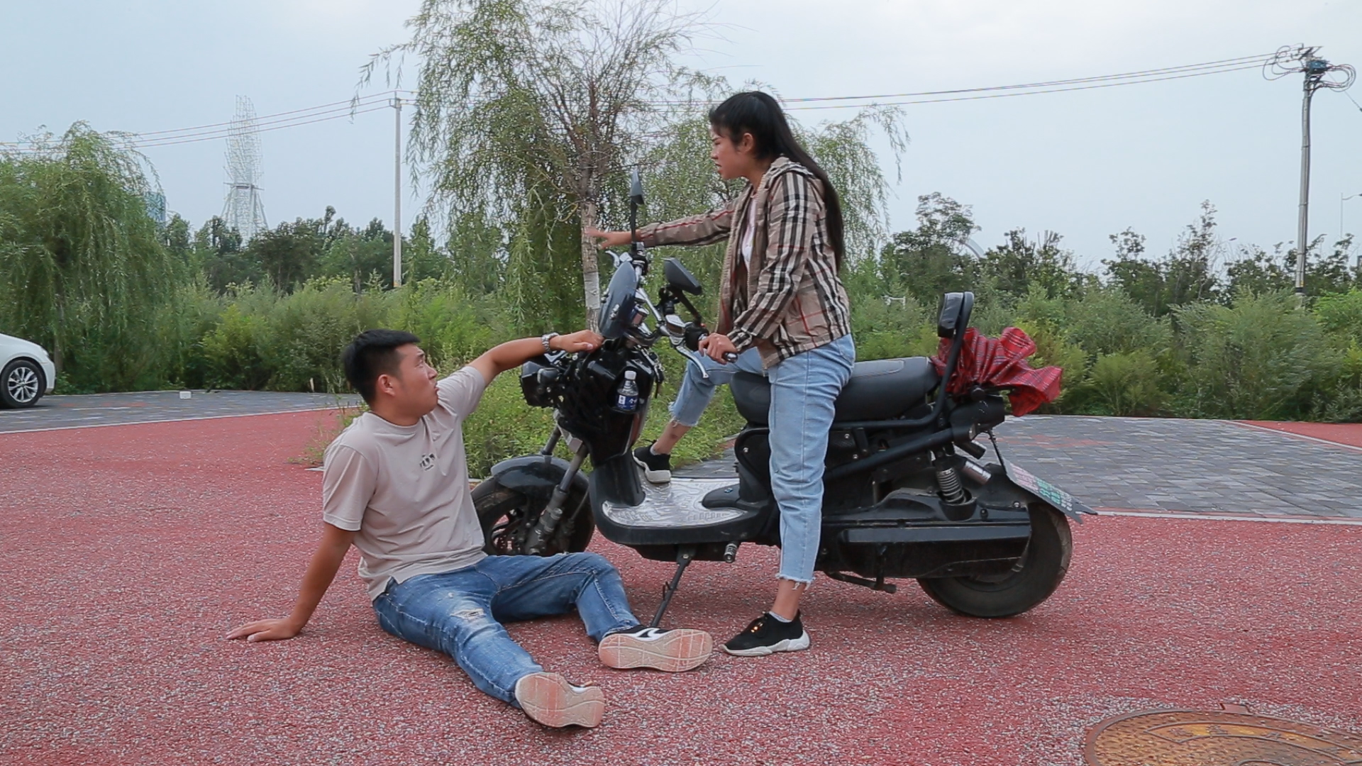 Second-class goods touched porcelain motorcycle, unexpectedly met a woman, the result was a fat beating, it's pitiful.