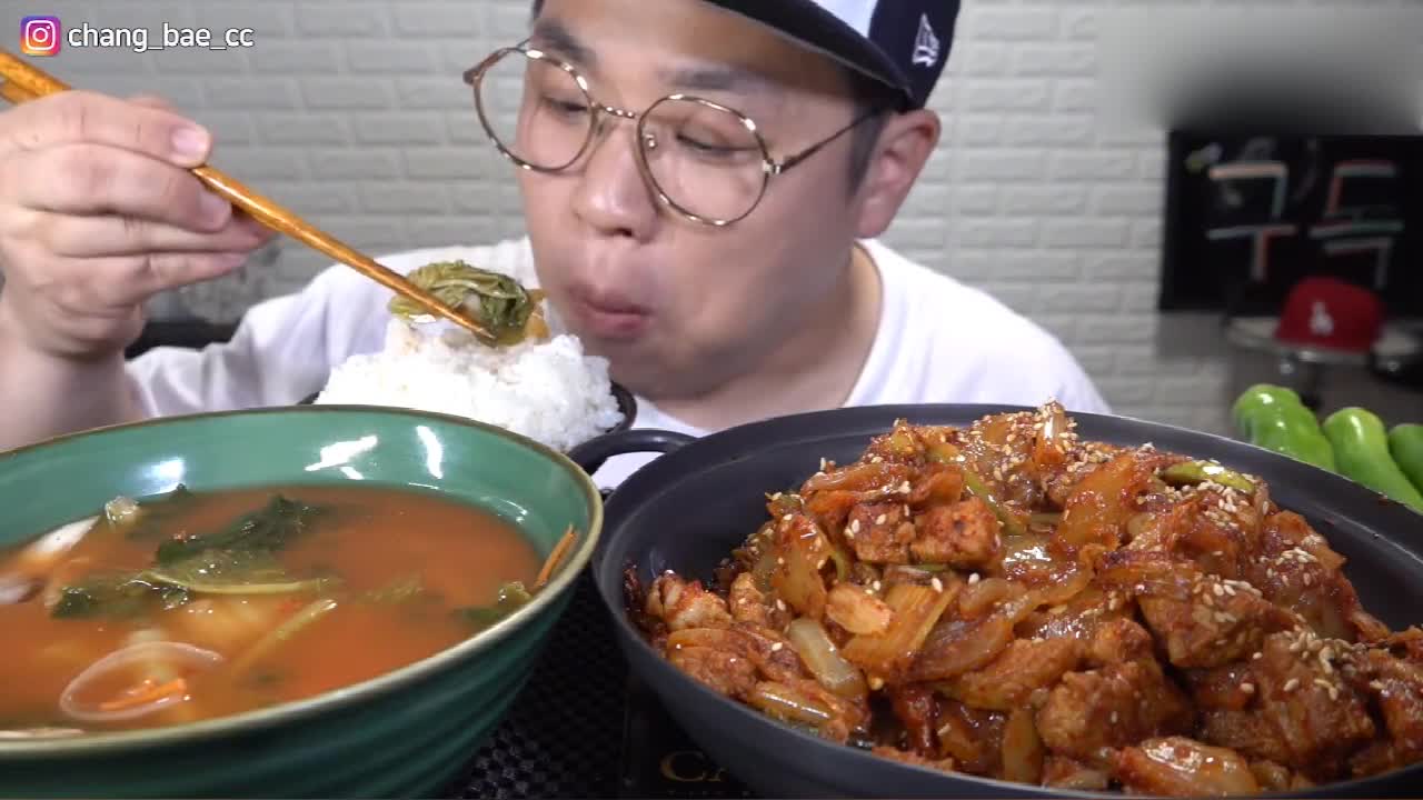 Was the Korean boy hungry for three days? This expression is too exaggerated. It's too fragrant to mix pork with rice.