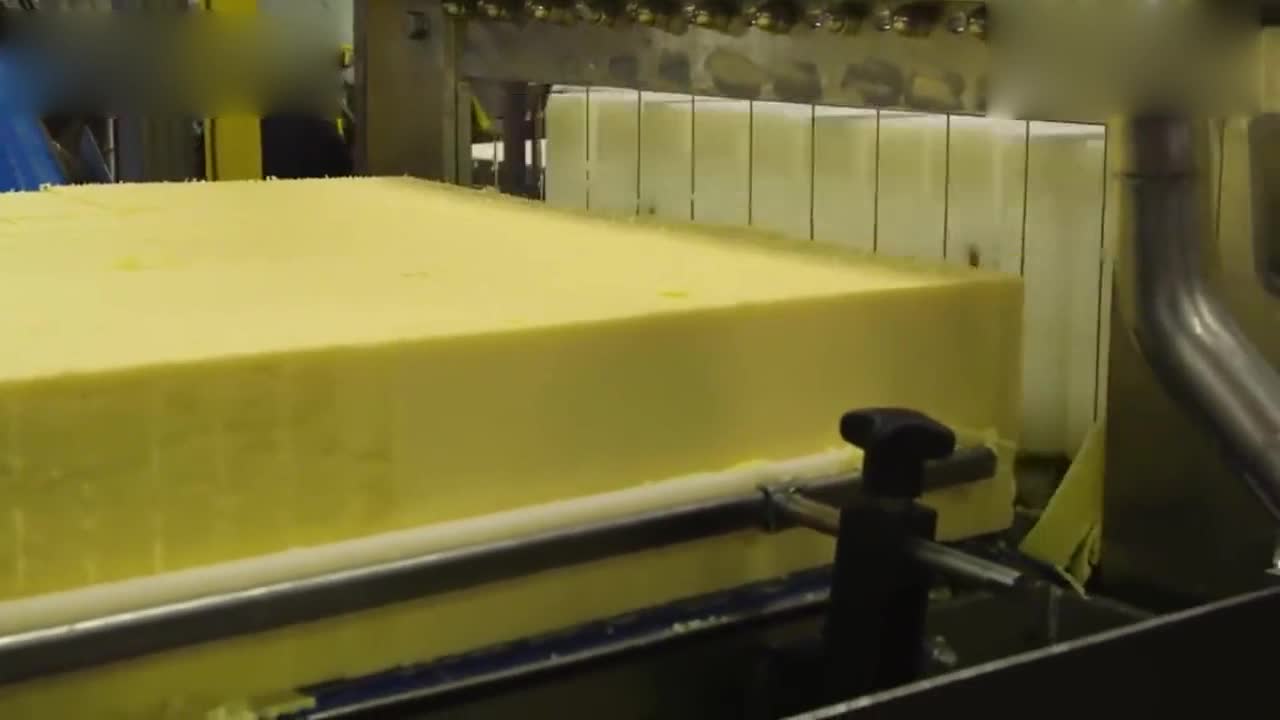 The famous foreign dairy factory for one hundred years produces cheddar cheese in this way! I really want to lie down and take a bite.