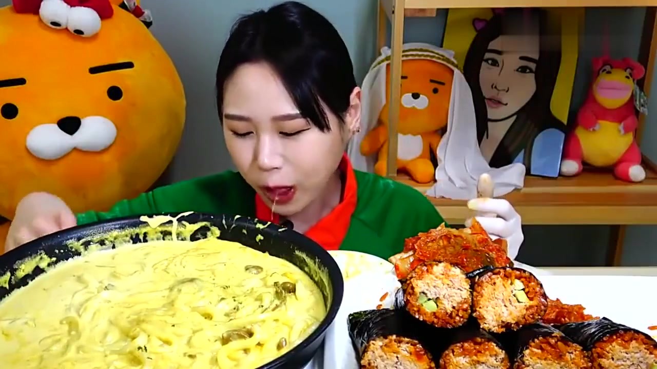 Daweiwang Kamei eats butter black winter noodles with thighs, big mouth plug, completely insufficient to eat!