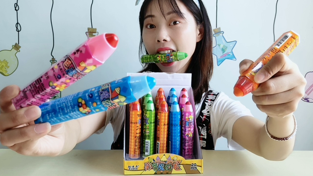 Food Dismantling: Miss and sister eat "candy with phantom crayon juice". Interesting shape, fragrant fruit taste is really delicious.