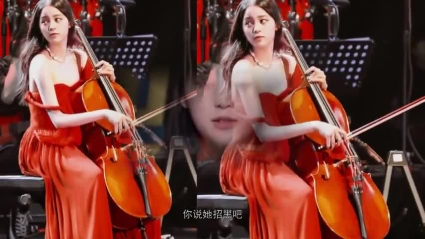 Ouyang Nana slipped her shoulder strap when she played the piano. She did it!